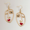 Boucles d'oreilles dorées visage abstrait