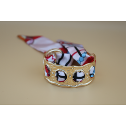 Bracelet doré foulard rouge