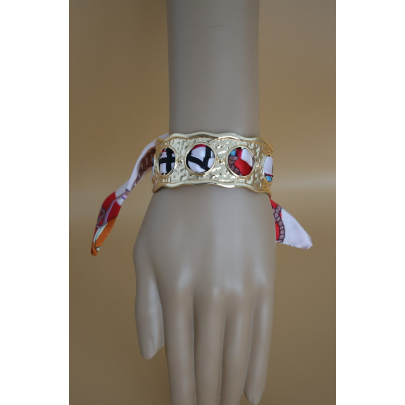 Bracelet doré foulard rouge