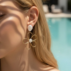 Boucles d'oreilles dorées fleurs et perles blanches