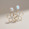 Boucles d'oreilles dorées fleurs et perles blanches