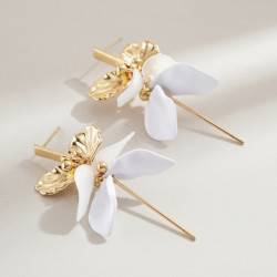 Boucles d'oreilles dorées fleurs et pétales blanches