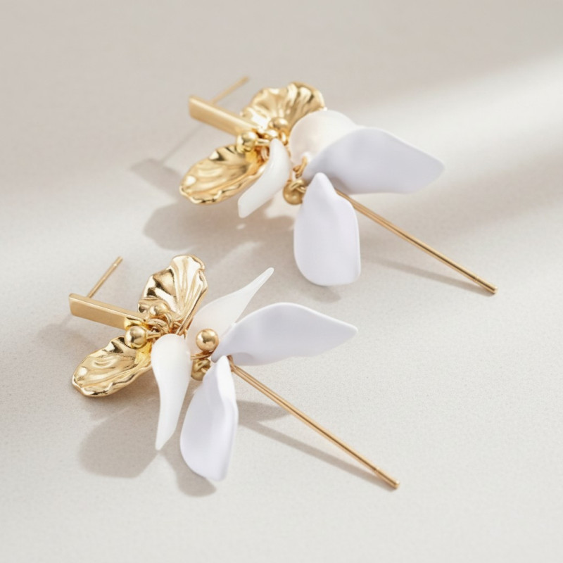 Boucles d'oreilles dorées fleurs et pétales blanches