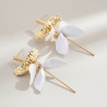 Boucles d'oreilles dorées fleurs et pétales blanches