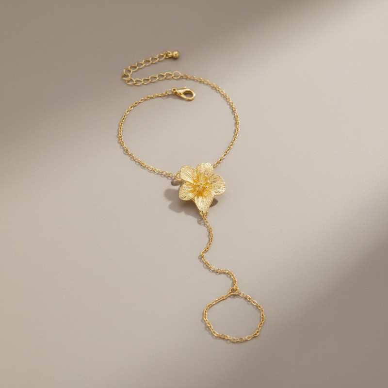 Bijou de main fleur dorée