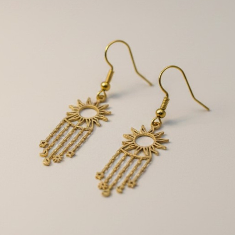 Boucles d'oreilles dorées soleil et franges étoilées Acier