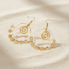 Boucles d'oreilles rondes dorées spiral et perles blanches