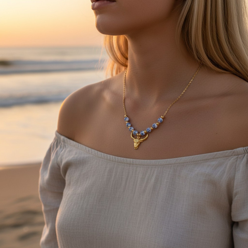 Collier doré buffle et perle bleues Acier