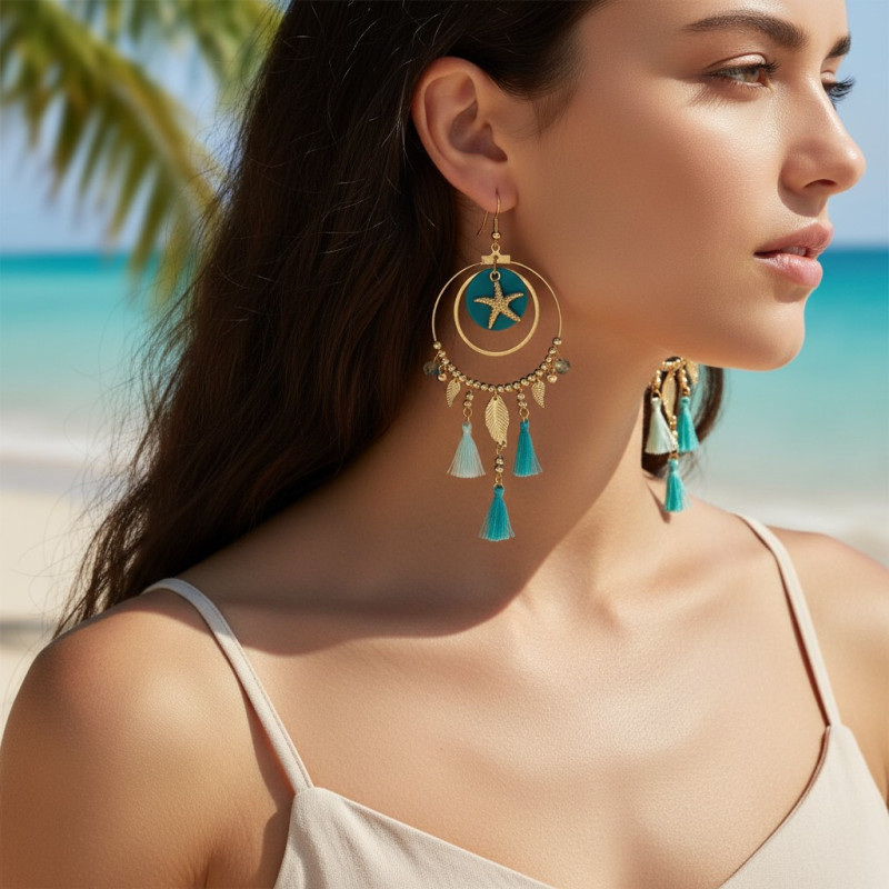 Boucles d'oreilles dorées coquillages et pompons bleus