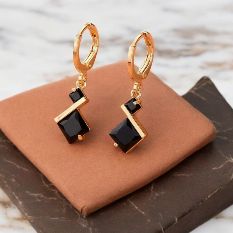 Boucles d'oreilles dorées strass noir Plaqué or