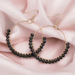 Boucles d'oreilles dorées rondes avec perles noires