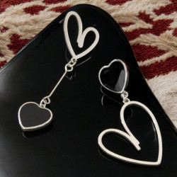 Boucles d'oreilles argentées asymétriques coeur noir