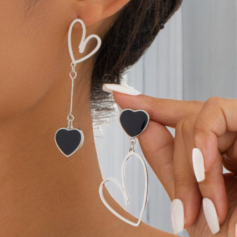 Boucles d'oreilles argentées asymétriques coeur noir