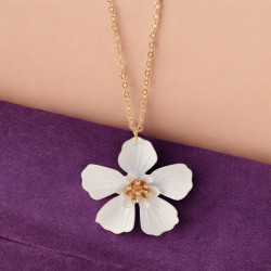Collier doré fleur blanche