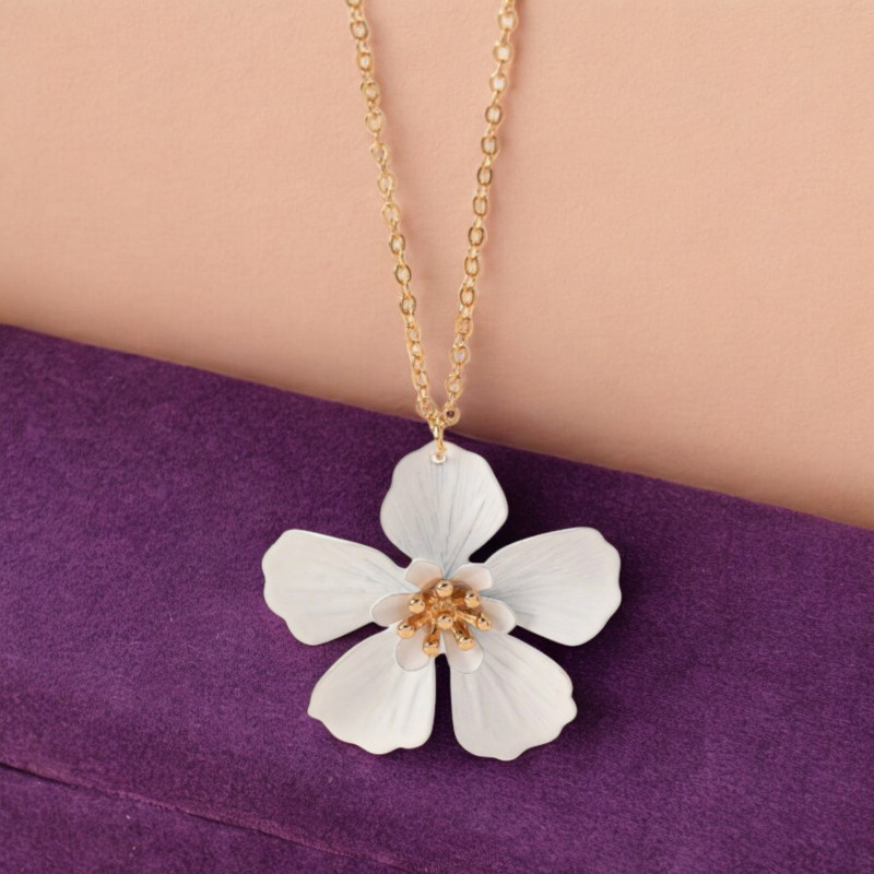 Collier doré fleur blanche