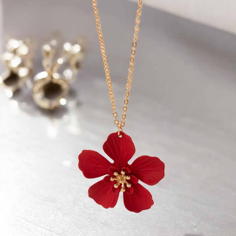 Collier doré fleur rouge